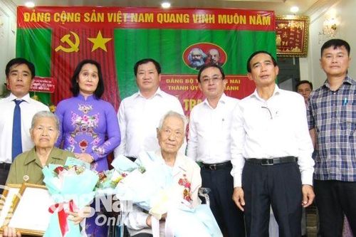 Thành ủy Long Khánh trao Huy hiệu 75 năm tuổi Đảng
