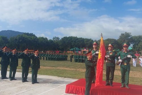Trung đoàn 1 (Sư đoàn 2) đón nhận Huân chương Bảo vệ Tổ quốc hạng Nhì