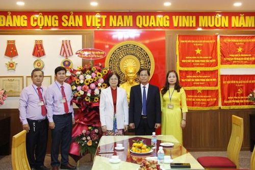 Chủ tịch UBND tỉnh Nguyễn Tấn Tuân thăm, chúc mừng Trường Chính trị tỉnh nhân kỷ niệm 75 năm xây dựng và phát triển nhà trường