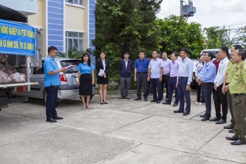 Công đoàn Sở Nông nghiệp và Phát triển nông thôn Khánh Hòa hỗ trợ tiêu thụ hơn 7,6 tấn bí đỏ