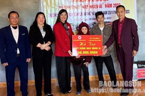Bàn giao nhà nhân ái cho gia đình có hoàn cảnh khó khăn tại huyện Đình Lập