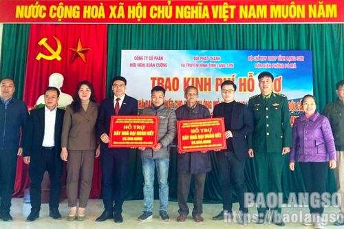 Trao 127 triệu đồng hỗ trợ xây dựng nhà đại đoàn kết