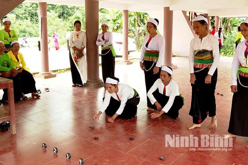 Những hội viên phụ nữ góp phần 'giữ lửa' văn hóa Mường