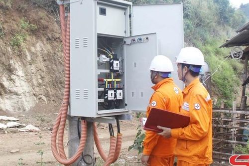 Bản vùng cao bừng sáng ánh điện