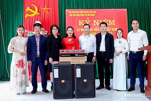 Báo Nhân Dân hỗ trợ trang thiết bị cho các trường học huyện Yên Sơn