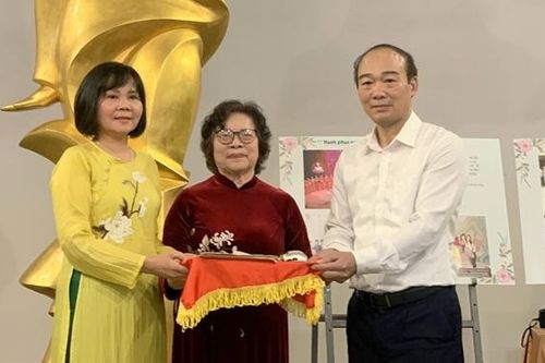 Bảo tàng Phụ nữ Việt Nam tiếp nhận sưu tập hiện vật về tình thầy trò