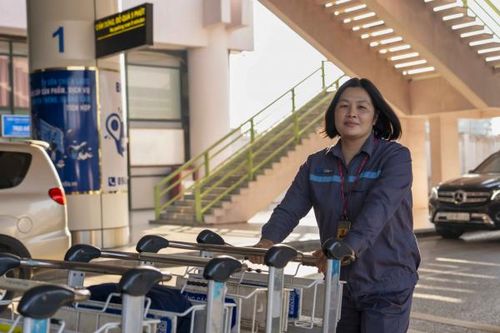 Trao trả ví tiền có hơn 100 triệu đồng cho khách để quên ở sân bay
