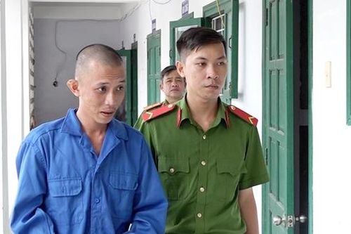 Thuê người giả làm cha mình để lừa chủ cửa hàng xe máy