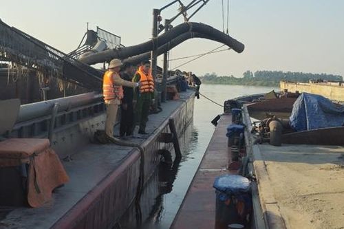 CSGT bắt quả tang 2 tàu hút cát trái phép lúc nửa đêm