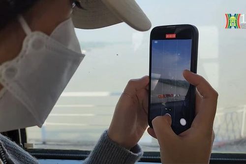 Du khách thích thú trải nghiệm chuyến tàu 'Hành trình di sản'