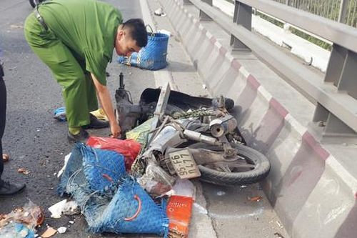 Ô tô va chạm xe máy trên cầu Mỹ Thuận, một phụ nữ tử vong