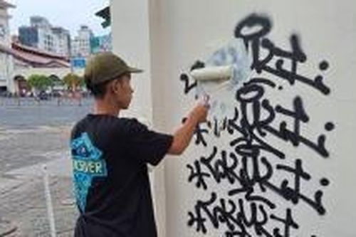 Xử lý thanh niên vẽ bậy lên tường để… lưu tên lại nơi mình từng đến