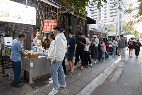 Quán trà chanh giã tay ngày bán hơn 200 cốc, khách xếp hàng chờ mua kín vỉa hè