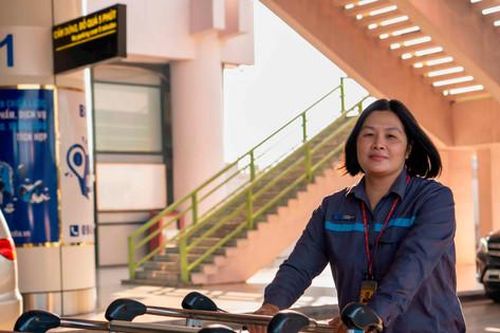 Sân bay Nội Bài trao trả ví chứa hơn 100 triệu đồng khách để quên trên xe đẩy