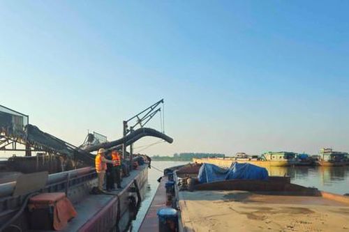 Hà Nội: Bắt giữ vụ khai thác cát trái phép trên sông Hồng