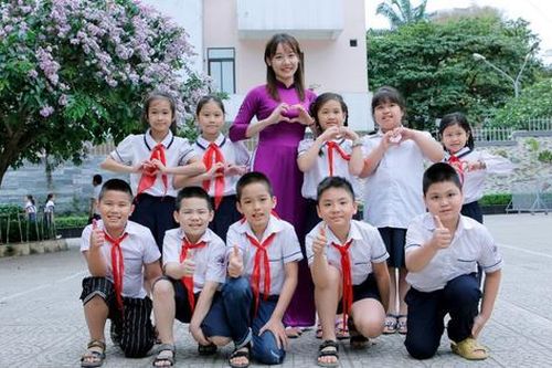 Hà Nội: Những cô giáo xinh như 'diễn viên điện ảnh' khiến ai cũng trầm trồ