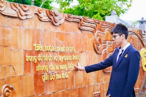 Học sinh Hà Nội lặn lội hàng trăm killomet để viếng mộ, tưởng nhớ thầy Văn Như Cương