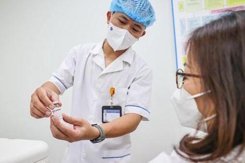 Người cao tuổi, có bệnh nền nặng, bệnh lý miễn dịch… thuộc nhóm ưu tiên cao tiêm vaccine phòng COVID-19