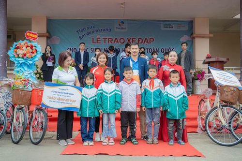 VĐV Nguyễn Thị Oanh trao xe cho học sinh nghèo tại quê hương Bắc Giang