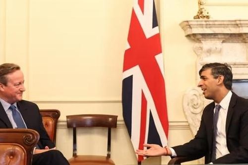 Sự trở lại 'gây sốc' của ông David Cameron