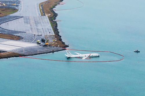 Máy bay trinh sát săn ngầm P-8A Mỹ trượt khỏi đường băng, lao xuống biển