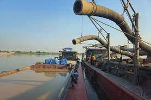 Mật phục, vây bắt 2 tàu khai thác cát trái phép trên sông Hồng