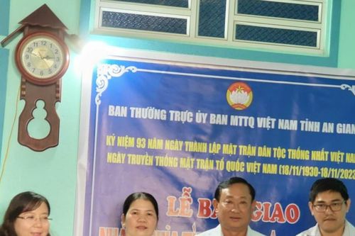 Bàn giao nhà 'Nghĩa tình Mặt trận'