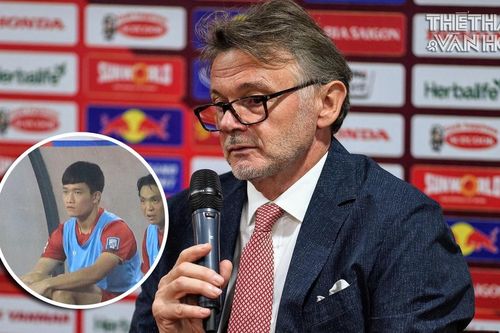 HLV Troussier tiết lộ lý do Hoàng Đức ngồi dự bị, nhắn nhủ điều khiến nhiều người ngỡ ngàng