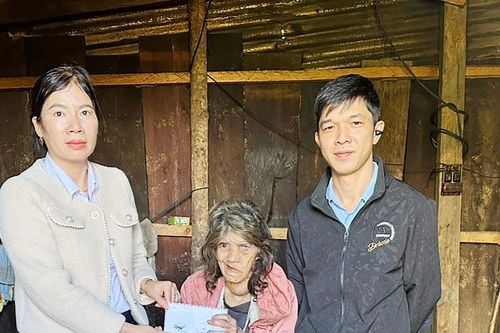 Trao tiền bạn đọc hỗ trợ cụ bà 92 tuổi và 2 cháu trai