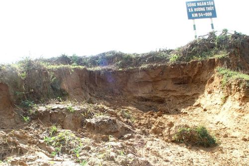 Sau mưa lũ, đất sản xuất bên sông Ngàn Sâu liên tục bị 'nuốt chửng'