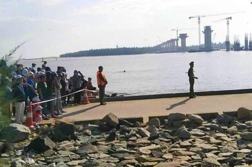 3 học sinh đi xe máy lao xuống biển ở Huế