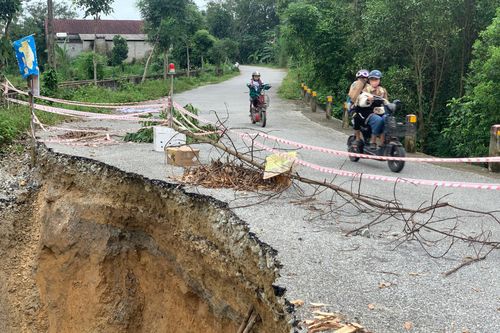 Đường miền núi Hà Tĩnh bị 'ngoạm' sau mưa lũ
