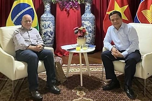 Ðại sứ Bùi Văn Nghị tiếp Tổng thư ký Hội hữu nghị Brazil-Việt Nam