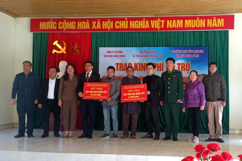 Trao kinh phí hỗ trợ làm nhà Đại đoàn kết
