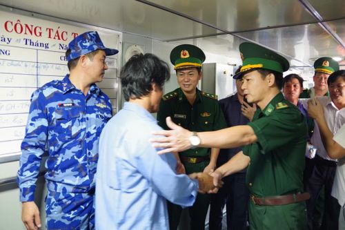 Cứu nạn thành công 14 thuyền viên tàu cá BĐ 98268TS gặp nạn trên biển