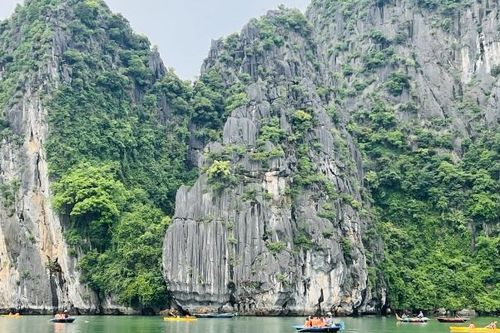 Vịnh Hạ Long - Điểm đến hấp dẫn khách quốc tế