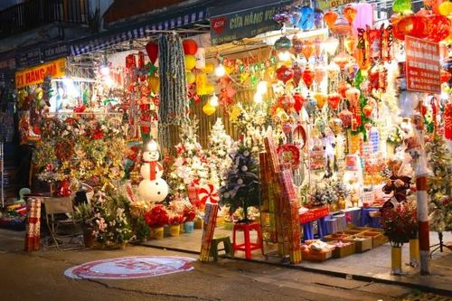 Phố Hàng Mã rực rỡ sắc màu trước thềm lễ Giáng sinh 2023