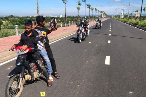Dùng ná cao su bắn vào cảnh sát, 2 đối tượng bị khởi tố
