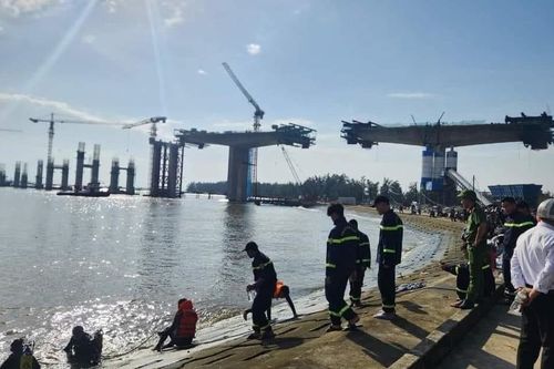 Xe máy lao xuống biển, 2 học sinh tử nạn, 1 em phải vào viện