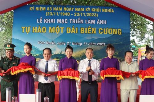 Triển lãm ảnh 'Tự hào một dải biên cương' tại TP Phú Quốc