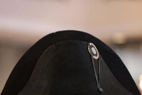 Chiếc mũ của Hoàng đế Napoleon được bán với giá lịch sử