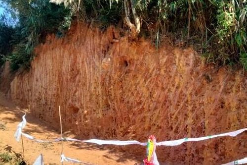 Sơn La: Sửa đường lên nương, tá hỏa phát hiện bom tạ có nguy cơ phát nổ cao