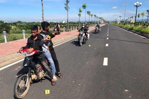 Dùng ná cao su bắn cảnh sát bị thương, hai thanh niên bị khởi tố