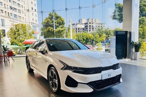 Đại lý đua nhau 'xả hàng' dịp cuối năm, giá ô tô giảm sâu vài trăm triệu