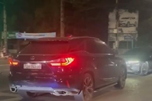 Bắt giữ khẩn cấp 2 tài xế lái ôtô tông nhau nhiều lần giữa ngã tư