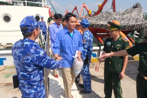 14 ngư dân gặp nạn trên biển đã được đưa vào đất liền an toàn