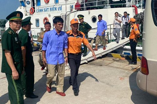 Đưa 14 ngư dân Bình Định gặp nạn trên biển vào bờ an toàn