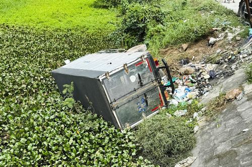 TP.HCM: Kịp thời cứu nữ tài xế lái xe tải lật xuống kênh nước