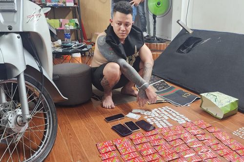 Tạm giữ nam thanh niên 'quen đường cũ', tàng trữ trên 150 bịch ma túy