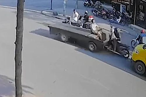 Xe ô tô tự chế vào cua nhanh mất kiểm soát, đâm thẳng vào xe máy chờ đèn đỏ